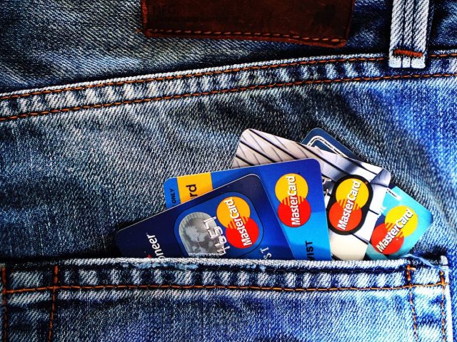 Boursorama ou Revolut : quelle banque en ligne choisir ?