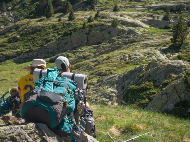Decathlon ou GO Sport : quel magasin pour matériel de plein air