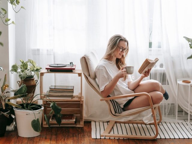 Aménager un coin lecture cosy dans un petit espace