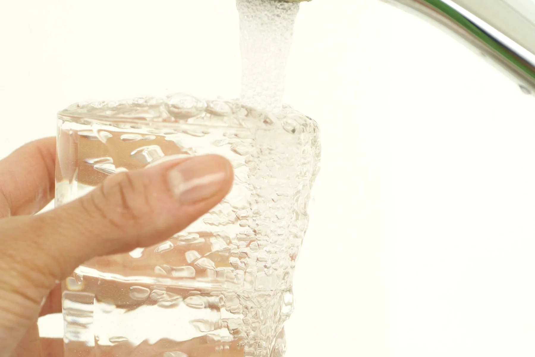 Les impacts de la canicule sur l&rsquo;eau du robinet : qualité et prix