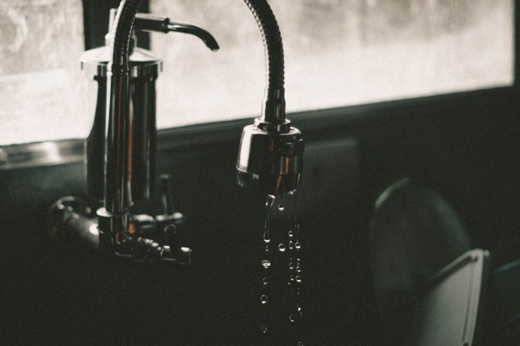 Comparatif adoucisseurs : échange d’ions vs ionisation