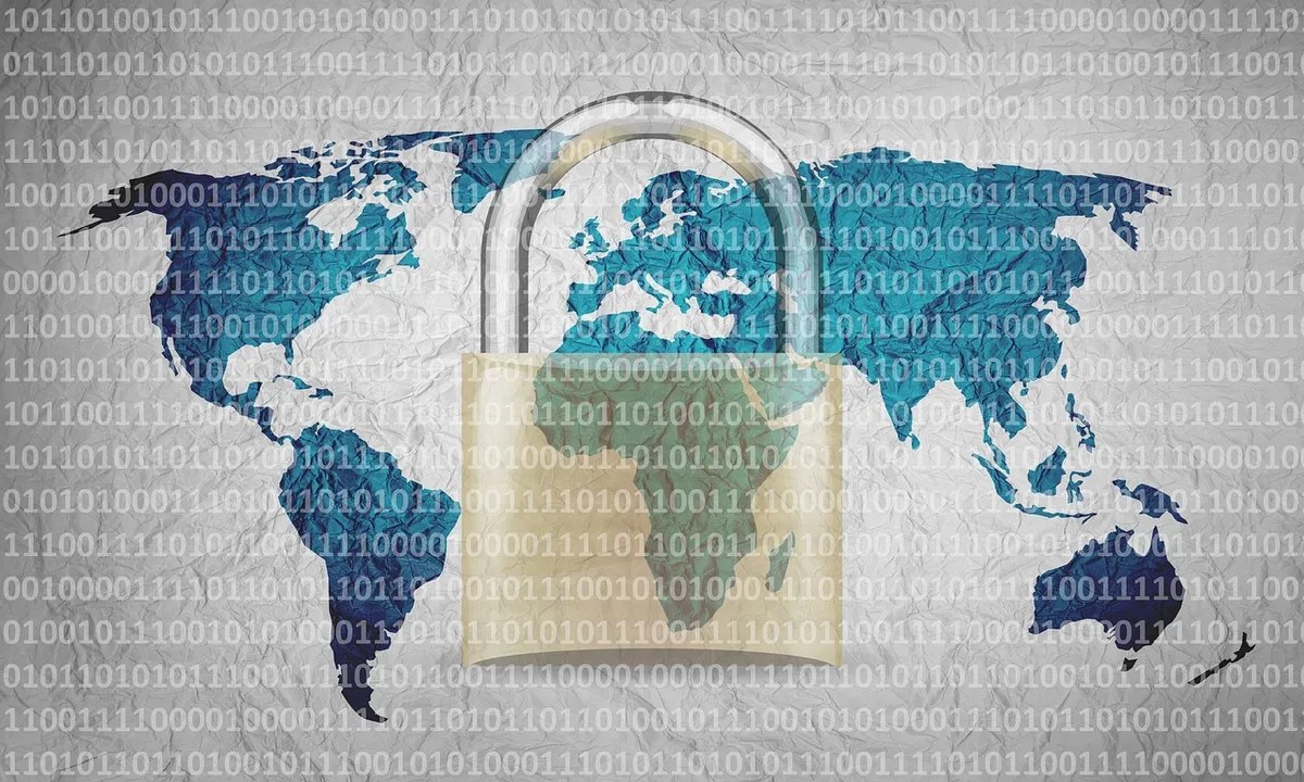 Illustration d'un cadenas numérique posé sur une carte du monde en code binaire