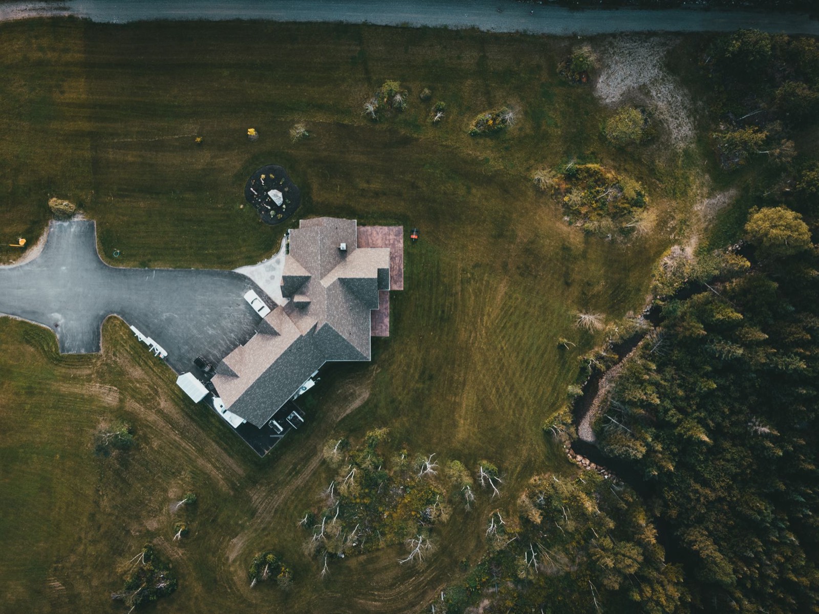 Drone en vol au-dessus d'une toiture de maison pour un relevé aérien