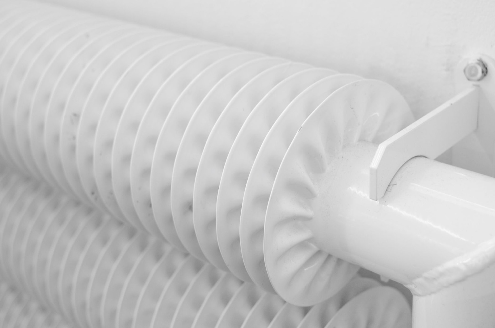 Radiateur et tuyaux d'eau chaude alimentés par le circuit de chauffage central
